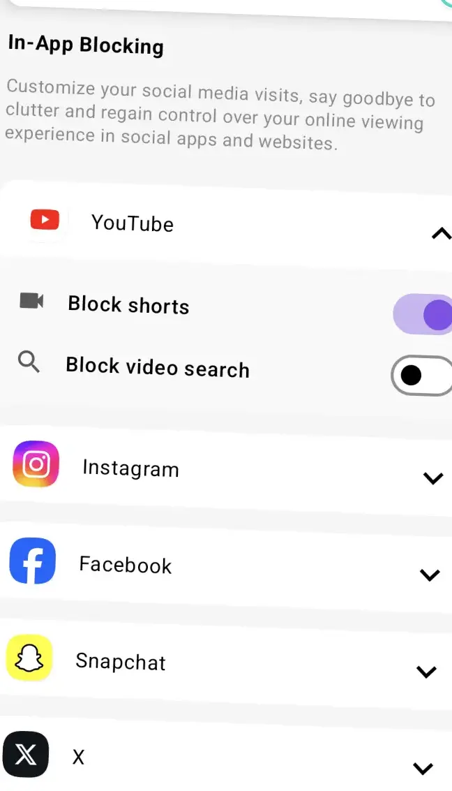 Die In-App-Sperrliste von StayFree, YouTube aufgeklappt mit getrennten Schaltern für Block shorts und Block video search, darunter Zeilen für Instagram, Facebook, Snapchat und X