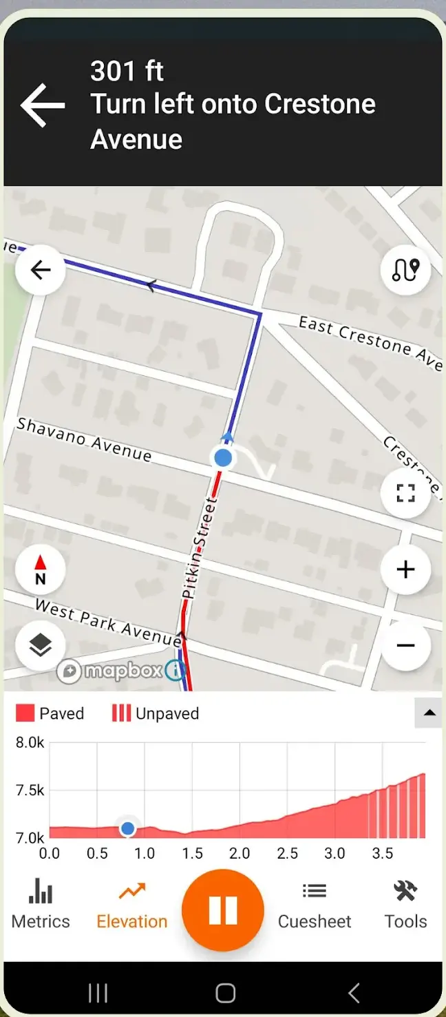Ein Navigationsbildschirm von Ride with GPS mit dem Hinweis 301 ft, turn left onto Crestone Avenue über einer Straßenkarte mit blau eingezeichneter Route, einem Höhenprofil am unteren Rand und den Reitern Metrics, Elevation, Cuesheet und Tools