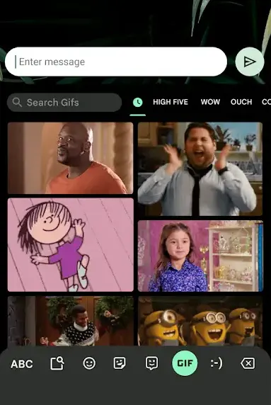 Der GIF-Bereich der Gboard-Tastatur mit einem scrollbaren Raster aus Reaktionsanimationen über der Tastenreihe