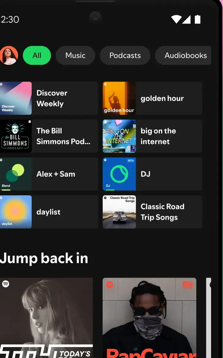Der Startbildschirm von Spotify mit den Filterchips All, Music, Podcasts und Audiobooks über Discover Weekly, einer daylist und einer Reihe Jump back in