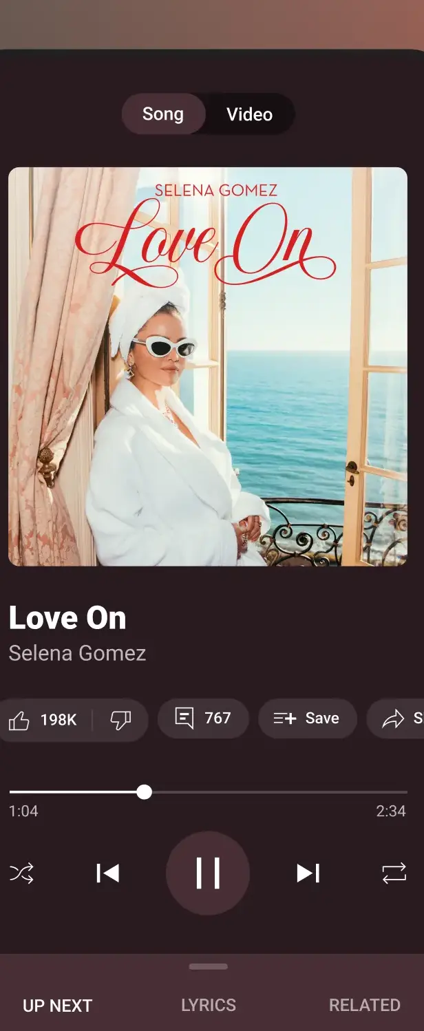 Der Wiedergabebildschirm von YouTube Music mit den Reitern Song und Video oben sowie Up next, Lyrics und Related unten