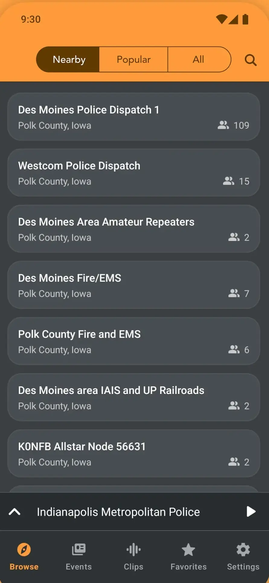 Der Reiter Browse von Scanner Radio listet Feeds in der Nähe wie Des Moines Police Dispatch 1, Westcom Police Dispatch und Polk County Fire and EMS, jeweils mit Bezirk und aktueller Hörerzahl, unter den Filtern Nearby, Popular und All