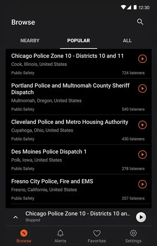 Der Reiter Browse der App listet Funkfeeds von Behörden unter den Reitern NEARBY, POPULAR und ALL, darunter Chicago Police Zone 10, Portland Police and Multnomah County Sheriff Dispatch und Fresno City Police, Fire and EMS, jeweils mit Bezirk, Bundesstaat, Hörerzahl und Abspielschaltfläche