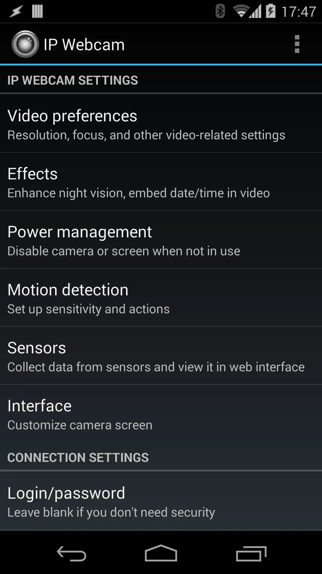Die Einstellungsliste von IP Webcam mit Zeilen für Videoeinstellungen, Effekte, Energieverwaltung, Bewegungserkennung, Sensoren und Oberfläche, darunter die Überschrift Connection settings mit einer Zeile Login/password und dem Hinweis, sie leer zu lassen, wenn keine Absicherung nötig ist